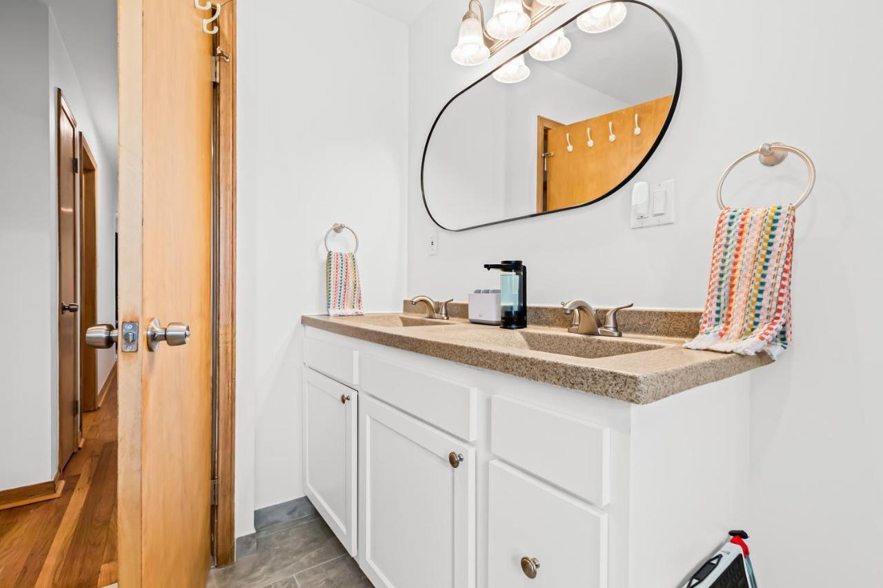 Villa Family-Friendly, Multi-Day Sale, 15 Mins To Downtown Detroit Exterior foto